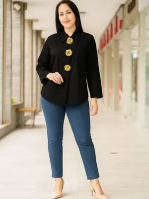 Blusa Negra con adornos de rosa en los botones