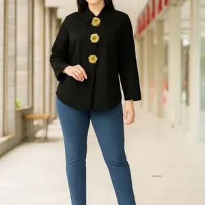 Blusa Negra con adornos de rosa en los botones